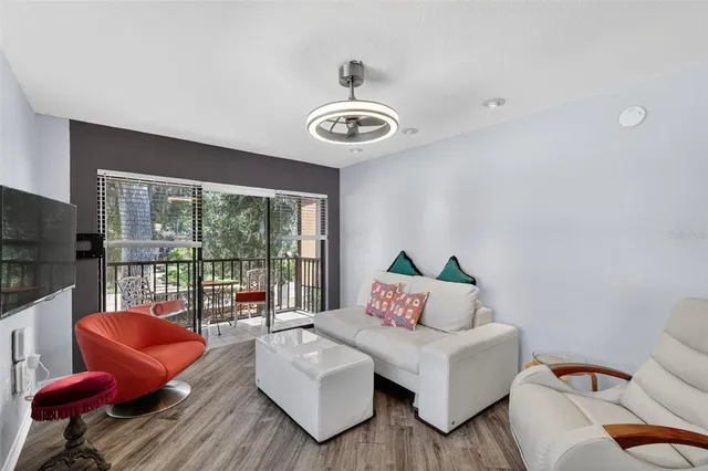 $226,000 | 225 East 10th Avenue, Unit E2, Mount Dora, FL 32757