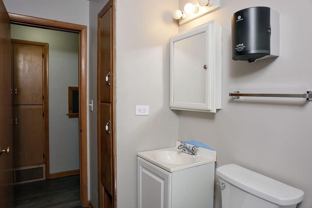 2602 Henry Street Sheboygan, WI 53081 - Photo 9 of 35 Bathroom