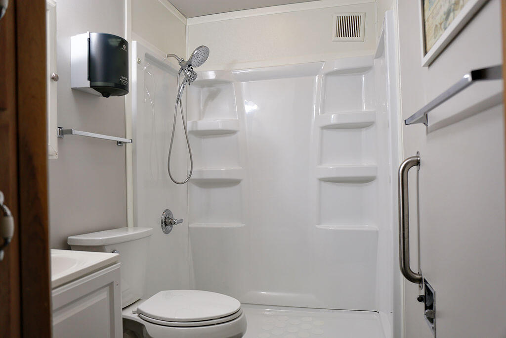 2602 Henry Street Sheboygan, WI 53081 - Photo 10 of 35 Bathroom