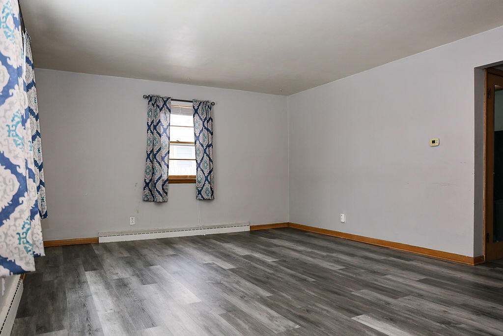 2602 Henry Street Sheboygan, WI 53081 - Photo 4 of 35 Living Room