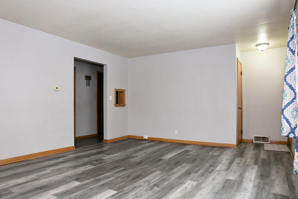 2602 Henry Street Sheboygan, WI 53081 - Photo 5 of 35 Living Room