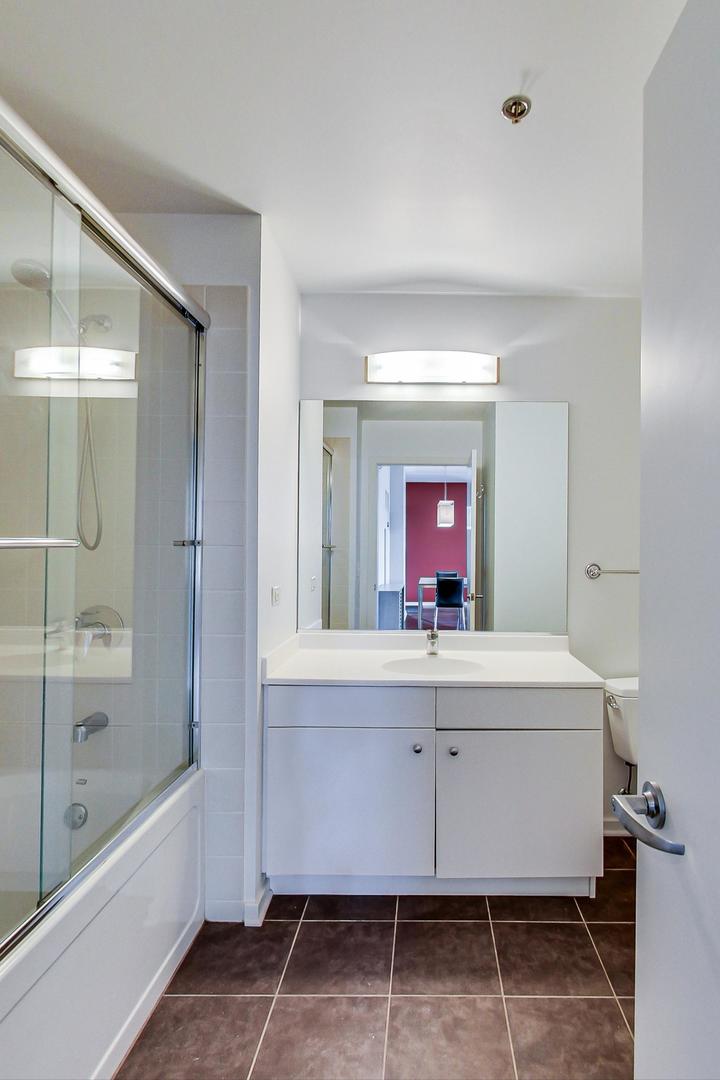 123 South Green Street, Unit 701B Chicago, IL 60607 - Photo 14 of 25 a bathroom with a bathtub and a sink