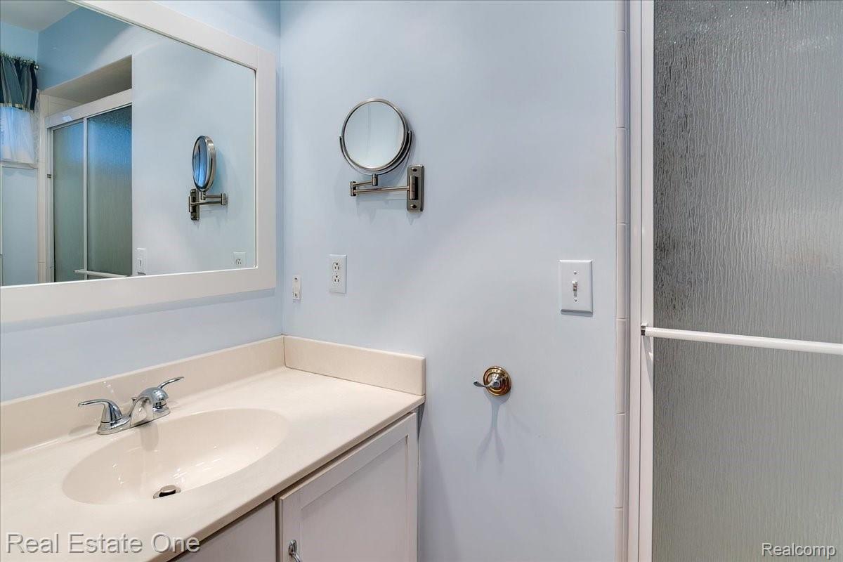 2051 Warrington Road Rochester, MI 48307 - Photo 31 of 64 32-32.jpg