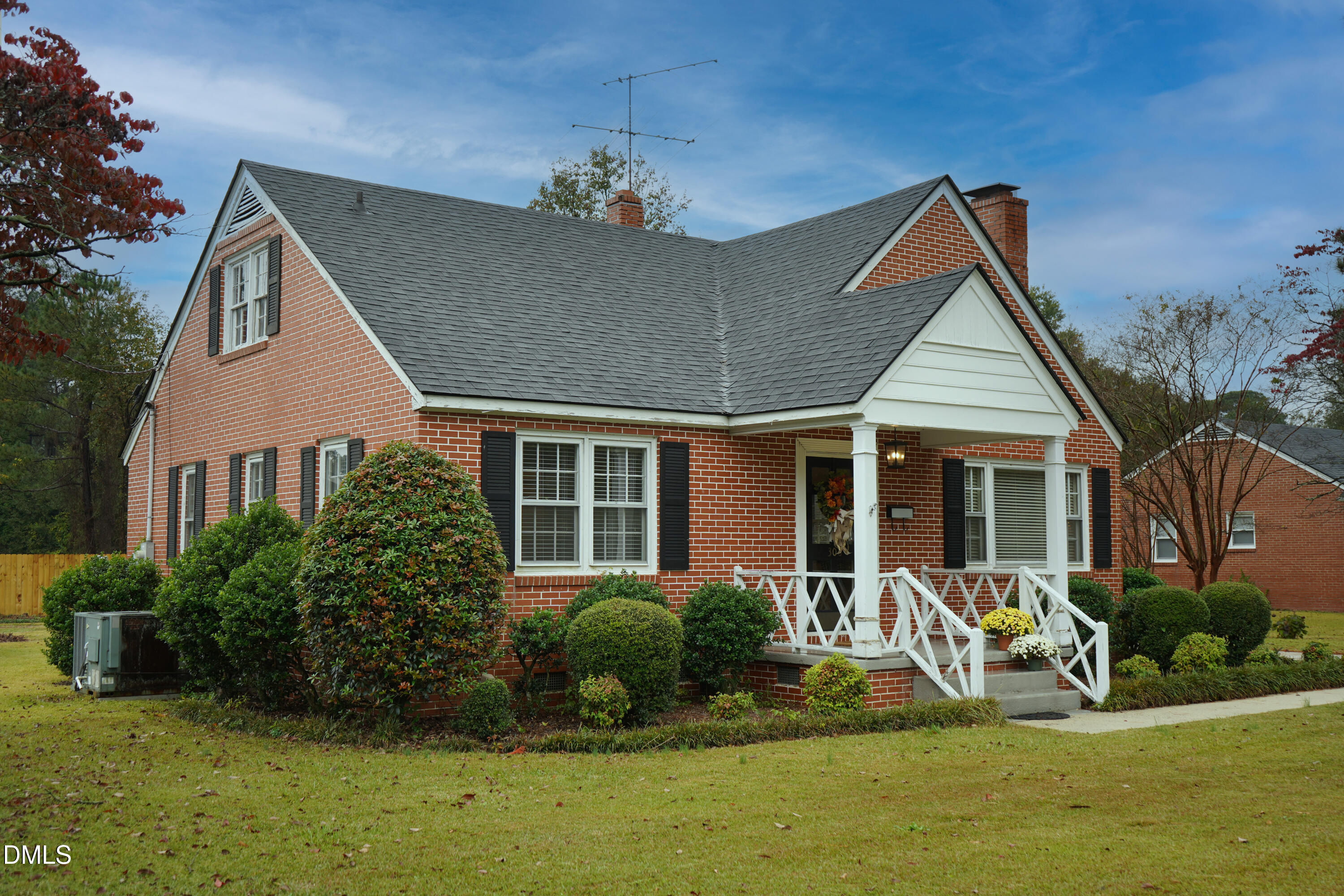 306 Warsaw Road Clinton, NC 28328 - Photo 3 of 42 a front view of a house with a yard