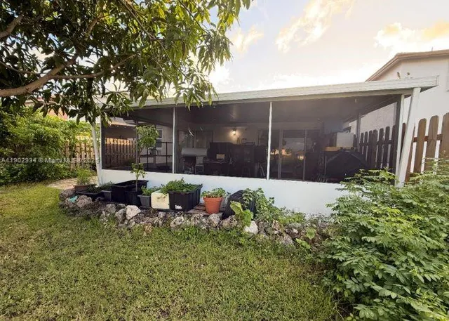 a view of yard with green space