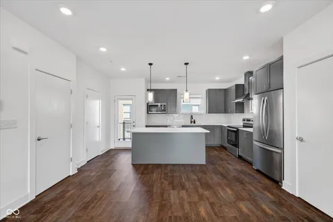 $389,900 | 727 North Illinois Street, Unit 202, Indianapolis, IN 46204