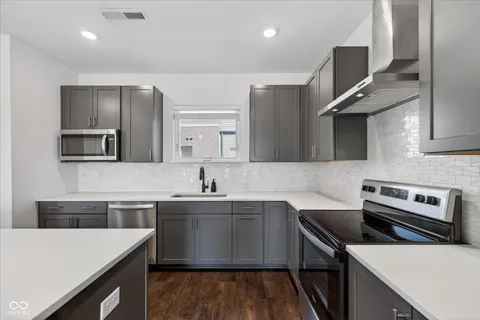 $389,900 | 727 North Illinois Street, Unit 202, Indianapolis, IN 46204