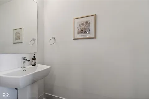 $389,900 | 727 North Illinois Street, Unit 202, Indianapolis, IN 46204