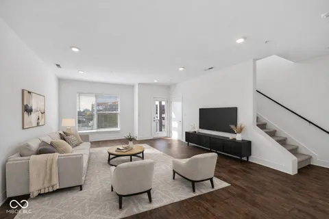 $389,900 | 727 North Illinois Street, Unit 202, Indianapolis, IN 46204