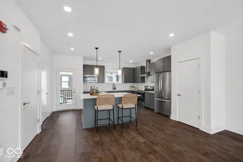 $389,900 | 727 North Illinois Street, Unit 202, Indianapolis, IN 46204