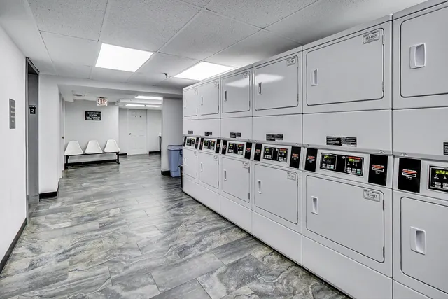 $1,900 | 1212 North LaSalle Drive, Unit 2406, Chicago, IL 60610