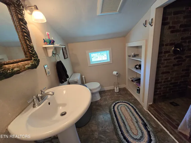 $225,000 | 135 Osborne Lane, Harrogate, TN 37752