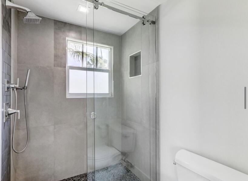 833 Ardmore Road West Palm Beach, FL 33401 - Photo 9 of 45 Bathroom 2
