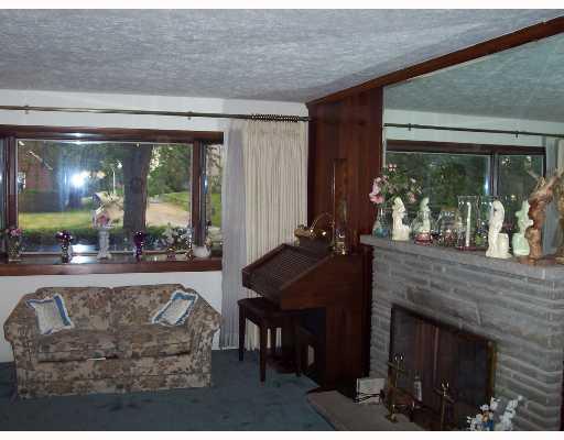 734 Wible Run Road Pittsburgh, PA 15209 - Photo 3 of 8 Living Room.