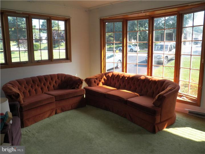 928 Church Road Springfield, PA 19064 - Photo 4 of 18 Living Room