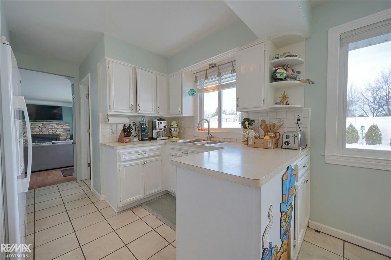 1811 Morley Avenue Rochester, MI 48307 - Photo 10 of 41 50063276-9.JPG