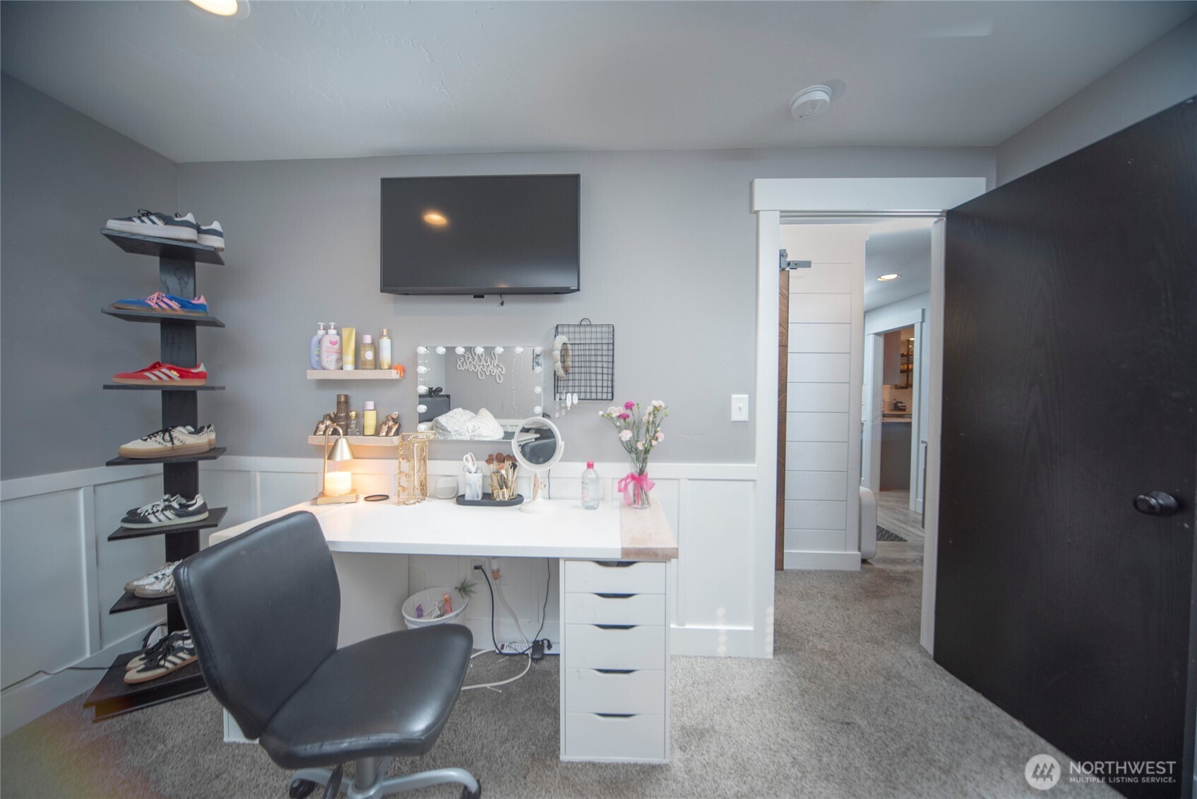 110 Brown Road Ellensburg, WA 98926 - Photo 13 of 40 a view of a dining room with furniture