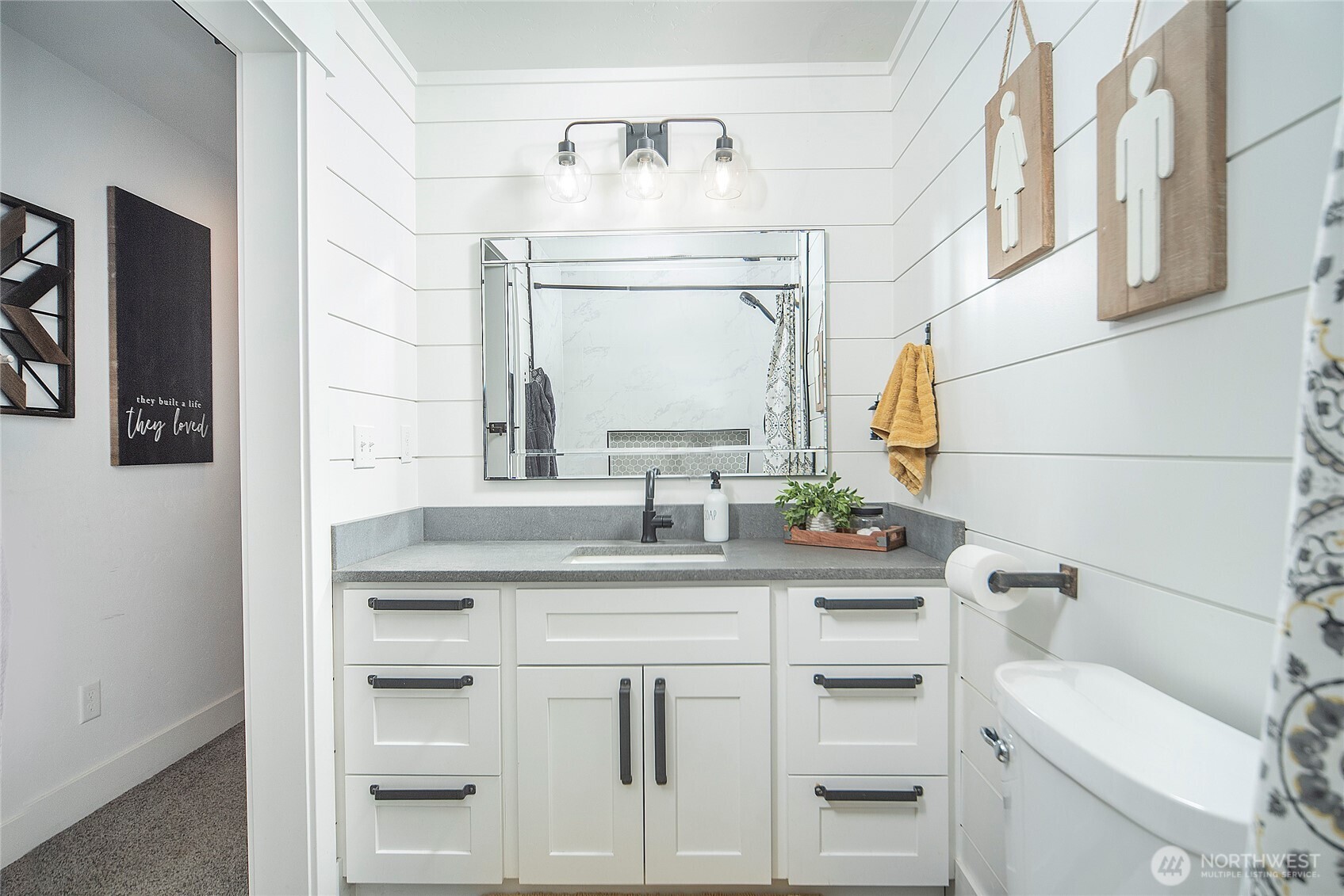 110 Brown Road Ellensburg, WA 98926 - Photo 14 of 40 a bathroom with a sink a toilet and a mirror