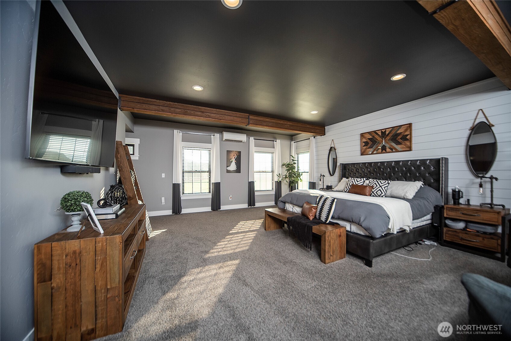 110 Brown Road Ellensburg, WA 98926 - Photo 18 of 40 a spacious bedroom with a bed and wooden floor