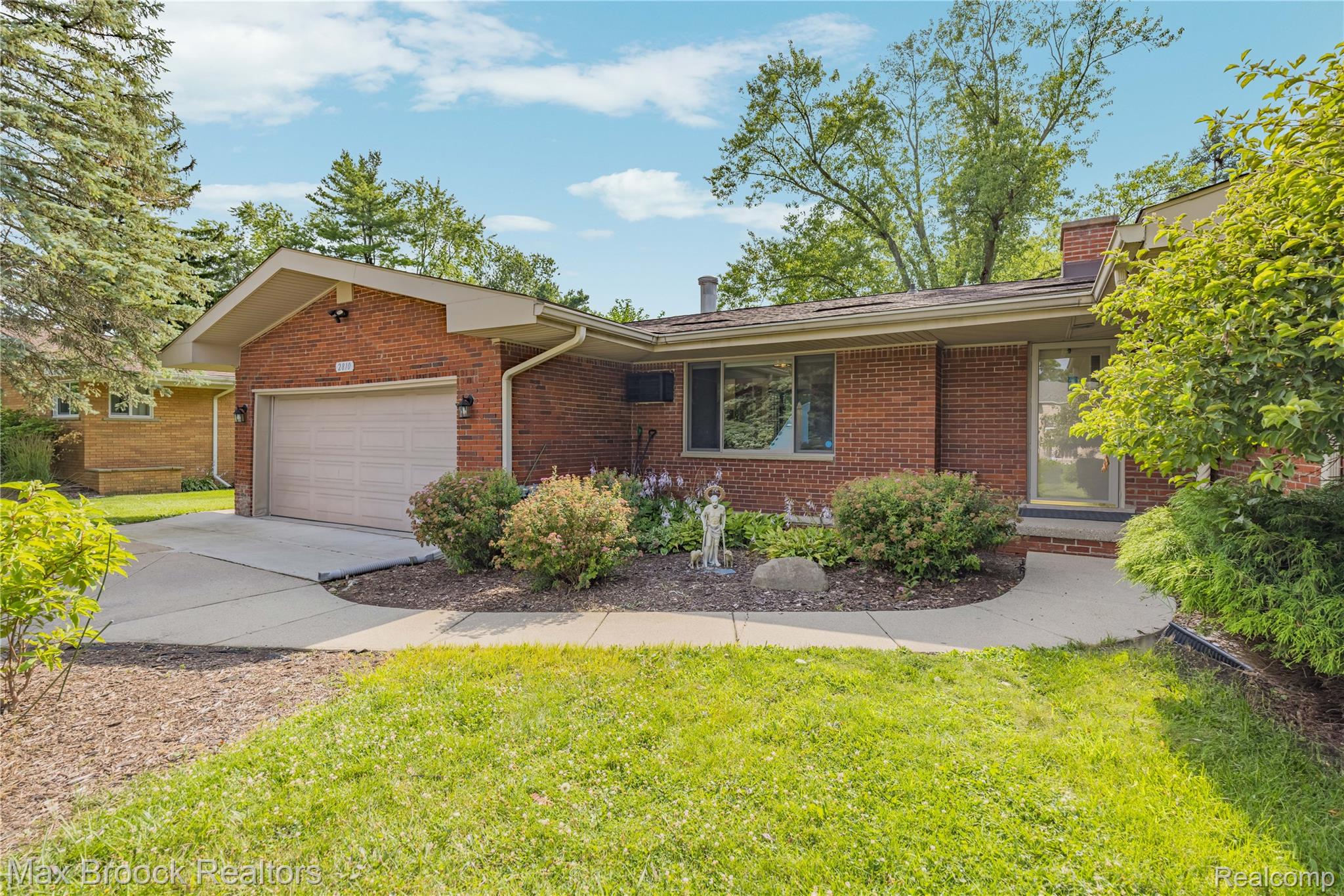 2810 Walbridge Drive Rochester, MI 48307 - Photo 5 of 58 Brick exterior with attached garage
