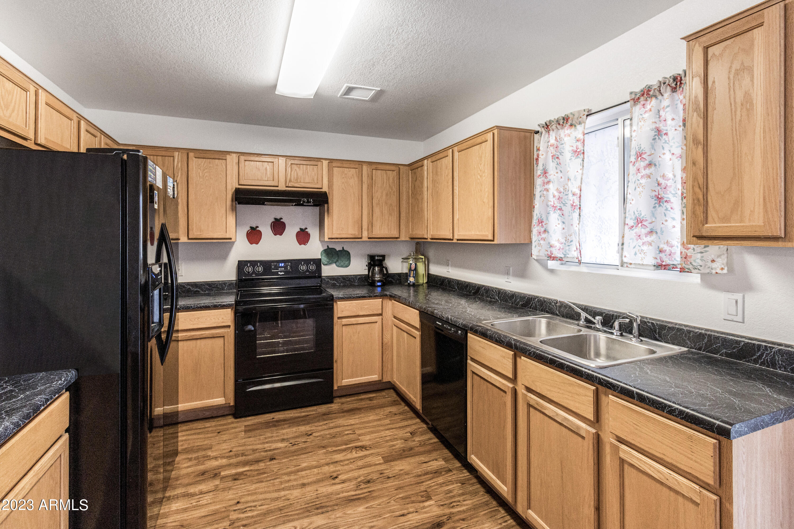 1750 East Sycamore Road Casa Grande, AZ 85122 - Photo 2 of 23 Kitchen