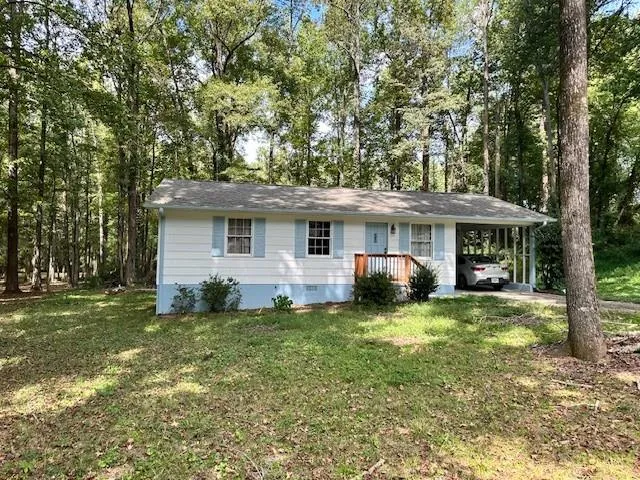 a view of a house with a yard