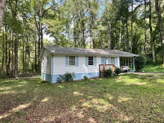 a view of a house with a yard