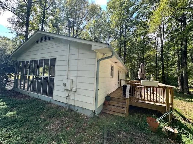 a view of a house with backyard and trees