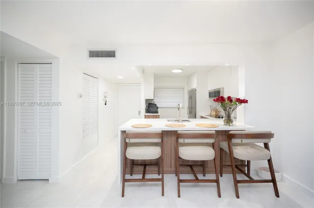 $2,600 | 10875 Southwest 112th Avenue, Unit 204, Miami, FL 33176