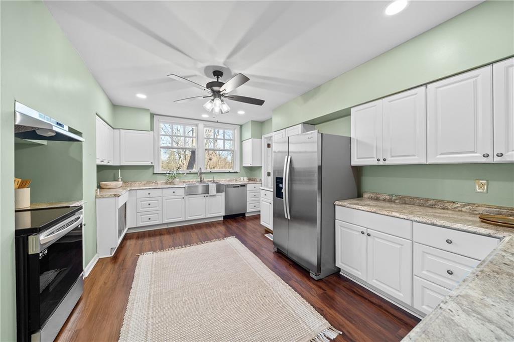 115 Woodland Road Pittsburgh, PA 15232 - Photo 18 of 50 a kitchen with a refrigerator a sink and dishwasher
