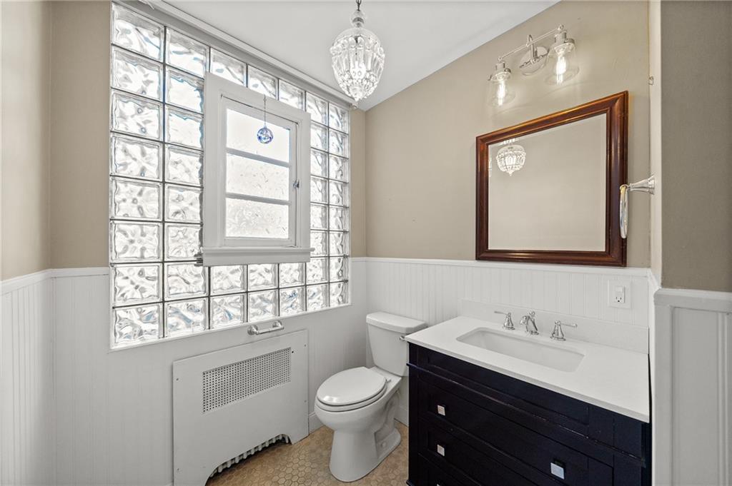 115 Woodland Road Pittsburgh, PA 15232 - Photo 22 of 50 a bathroom with a toilet a sink a large mirror and a window