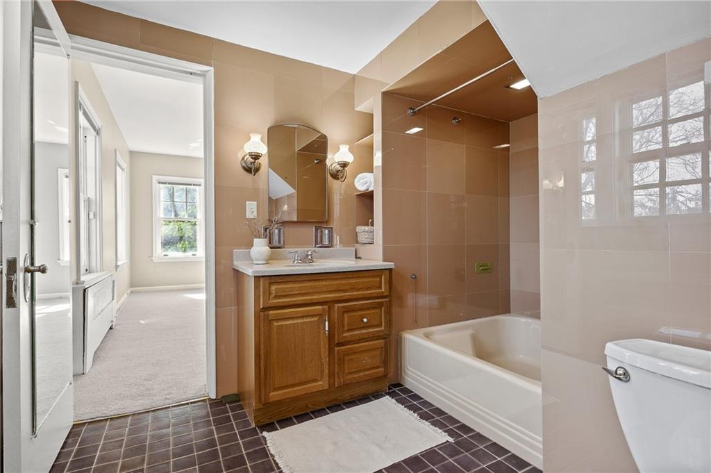 115 Woodland Road Pittsburgh, PA 15232 - Photo 28 of 50 a bathroom with a tub sink and mirror