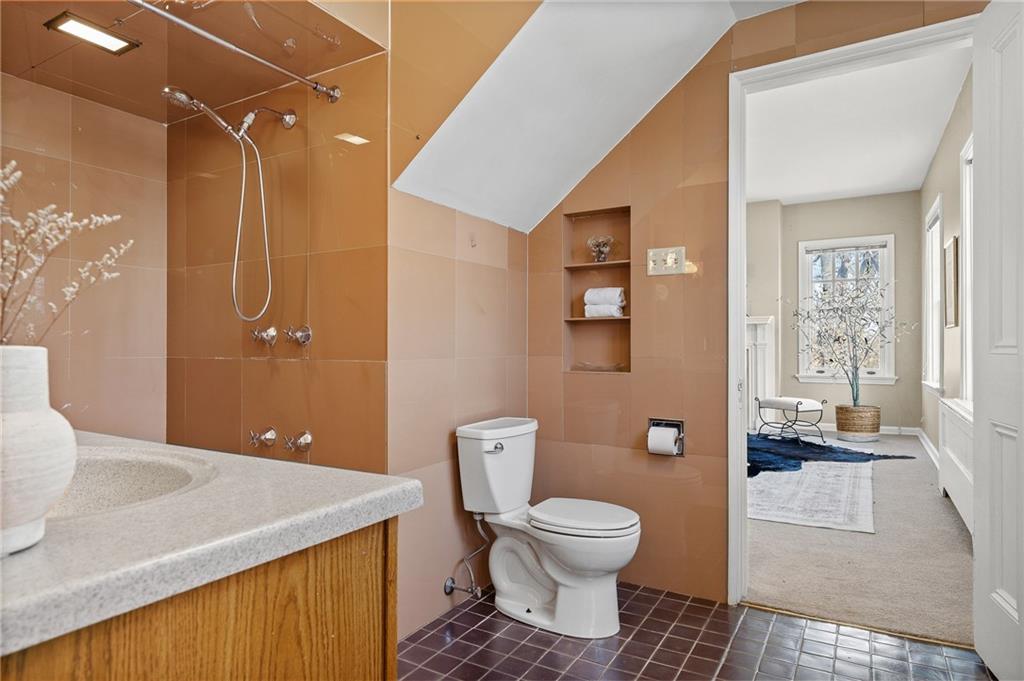 115 Woodland Road Pittsburgh, PA 15232 - Photo 29 of 50 a bathroom with a toilet sink and shower