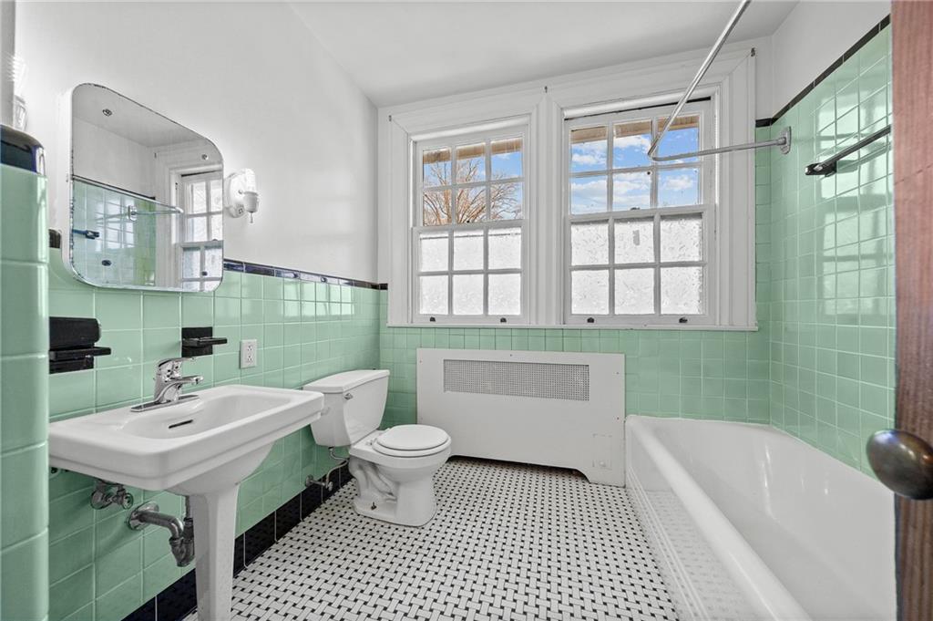 115 Woodland Road Pittsburgh, PA 15232 - Photo 47 of 50 a bathroom with a sink a toilet and a bathtub