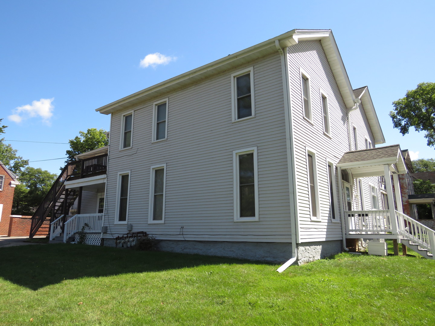 306 East Main Street, Unit B Ottawa, IL 61350 - Photo 2 of 15 a front view of a house with a garden