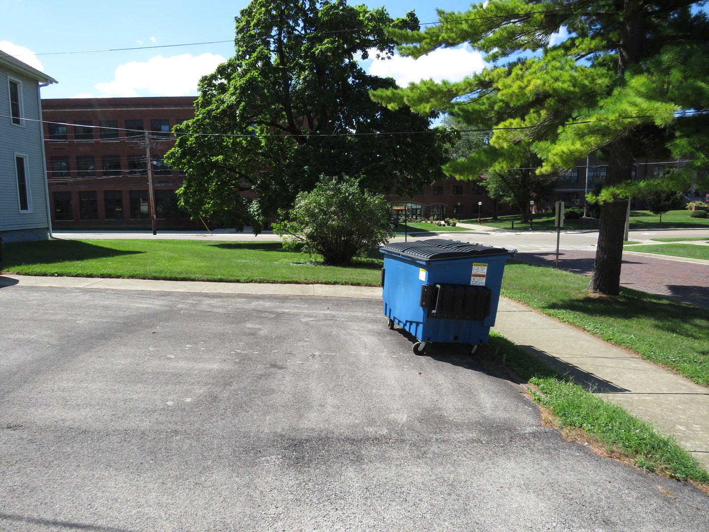 306 East Main Street, Unit B Ottawa, IL 61350 - Photo 9 of 15 a view of a garden with wooden fence