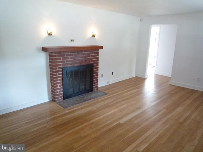 6529 Braddock Road Alexandria, VA 22312 - Photo 3 of 15 Living Room