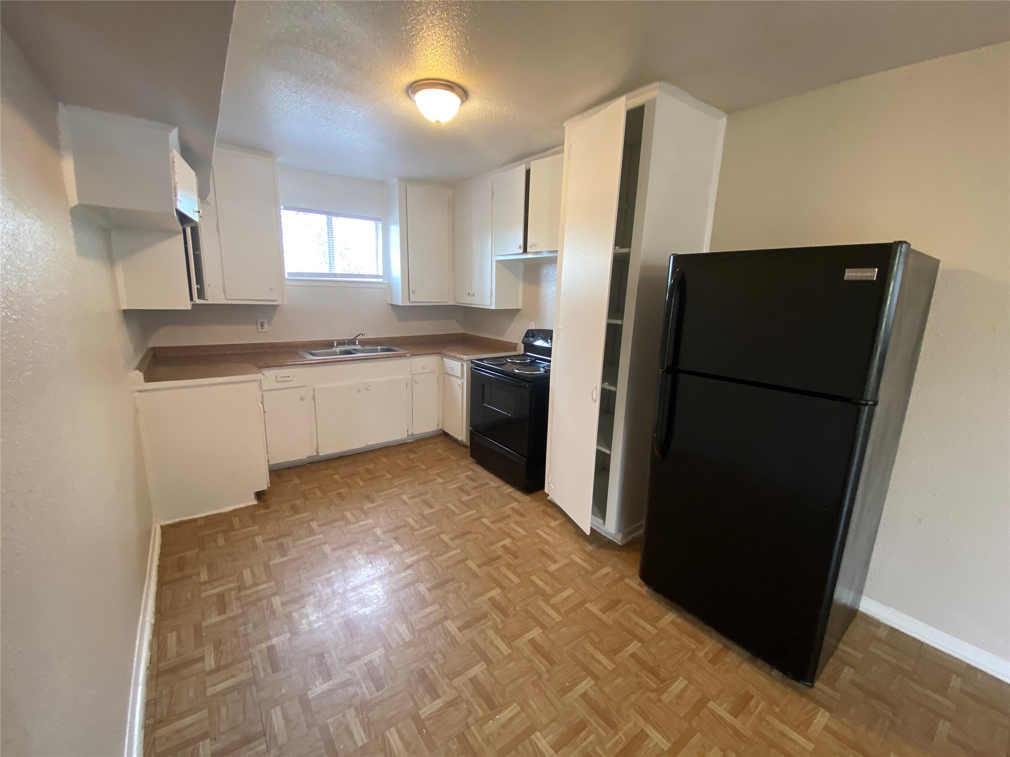 5610 Royal Palms Street, Unit 67 Houston, TX 77021 - Photo 5 of 11 a kitchen with granite countertop a refrigerator and a sink