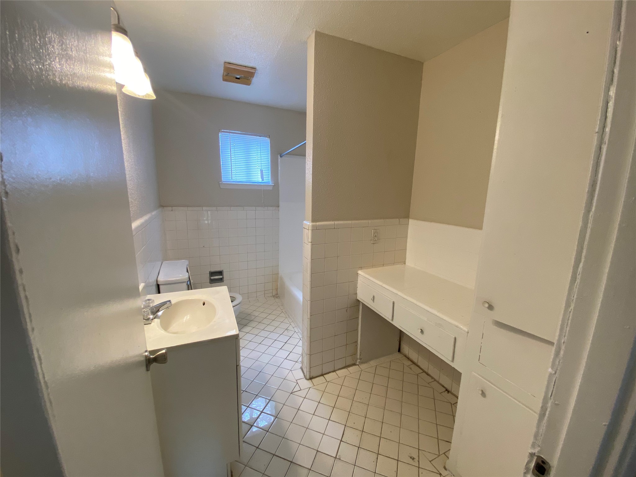 5610 Royal Palms Street, Unit 67 Houston, TX 77021 - Photo 6 of 11 a utility room with dryer and washer