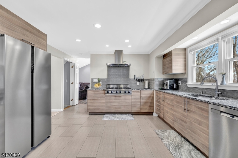 318 Daniel Street Dover, NJ 07801 - Photo 11 of 36