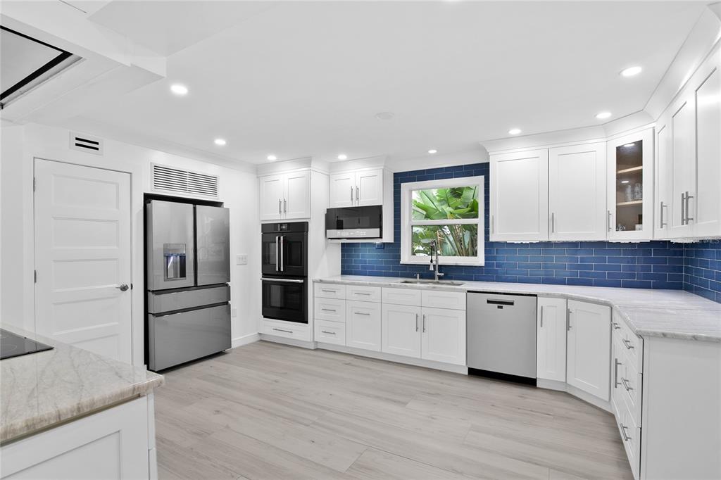 619 Buttonwood Drive Longboat Key, FL 34228 - Photo 13 of 70