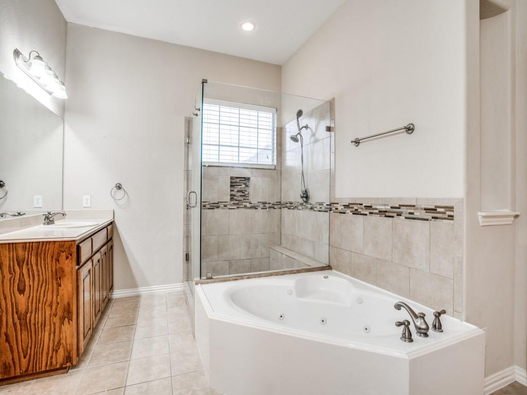 2613 Sandstone Lane Midlothian, TX 76065 - Photo 22 of 36 a bathroom with a bathtub and a sink