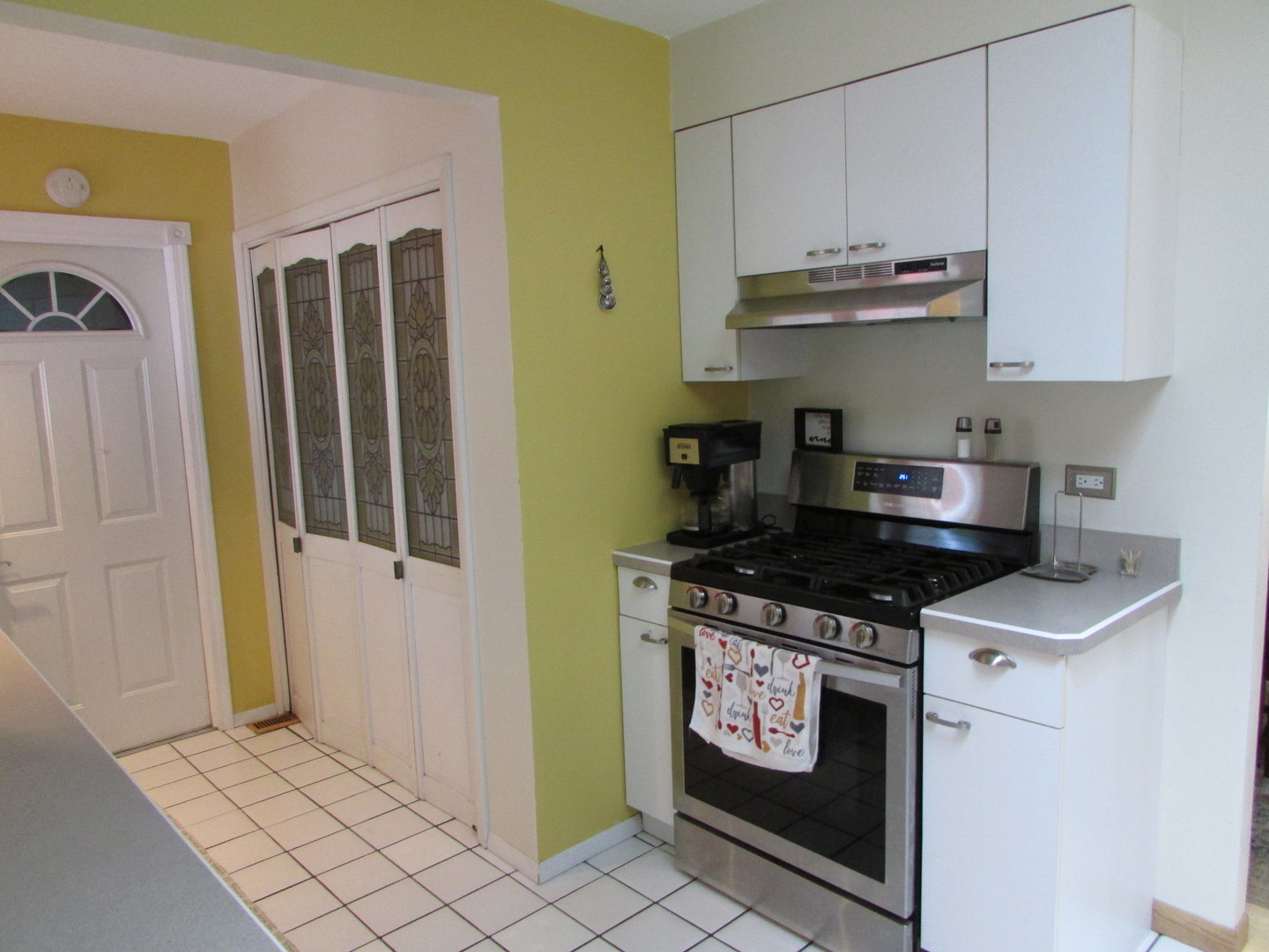 21W255 Canary Road Lombard, IL 60148 - Photo 15 of 32 a kitchen with granite countertop a stove and a refrigerator