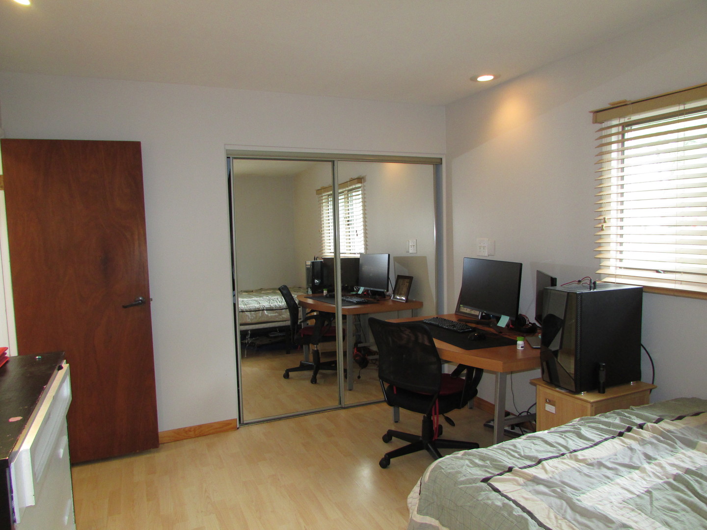 21W255 Canary Road Lombard, IL 60148 - Photo 22 of 32 a bedroom with a workspace