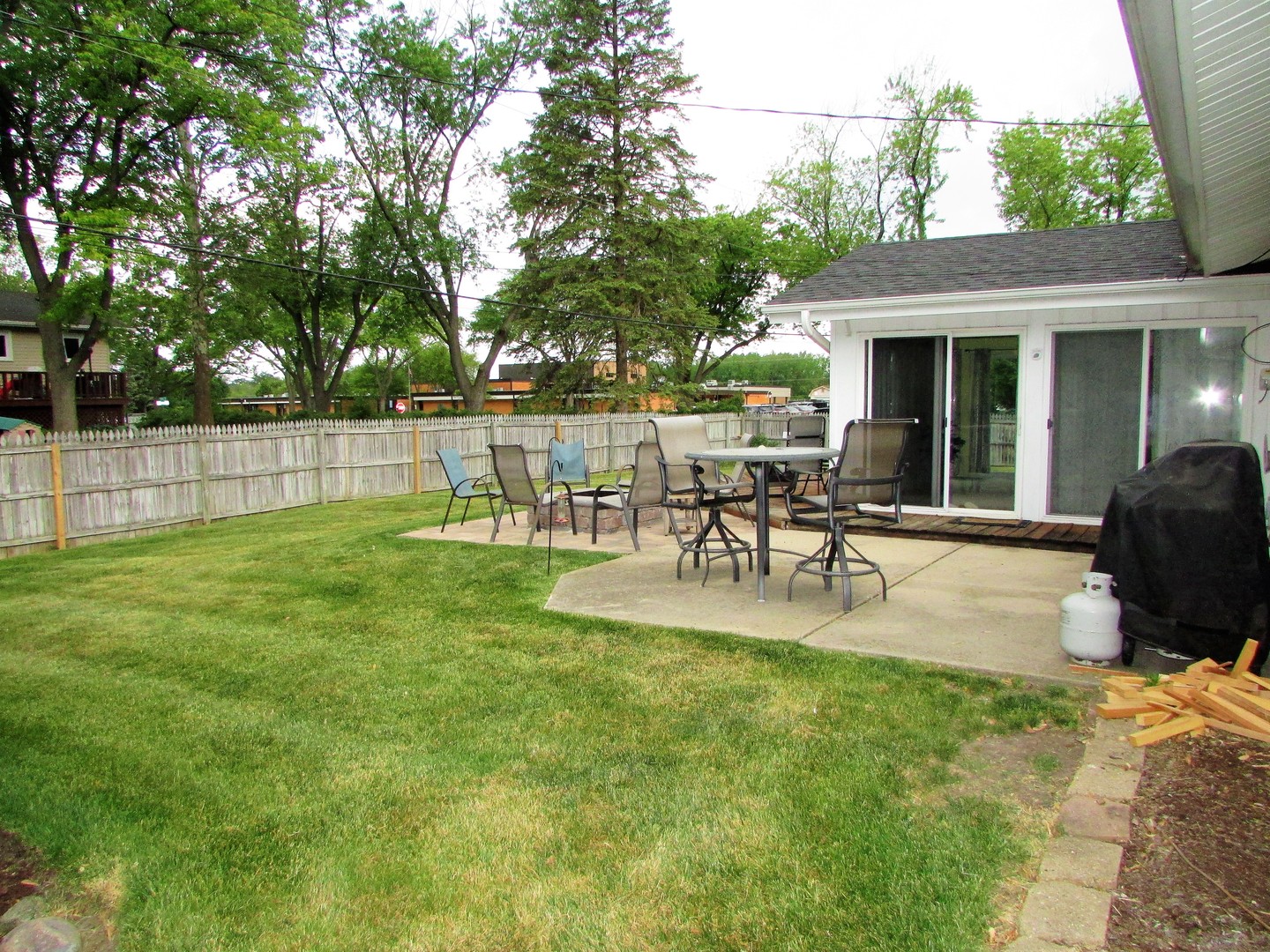 21W255 Canary Road Lombard, IL 60148 - Photo 27 of 32 a view of a house with backyard and sitting area