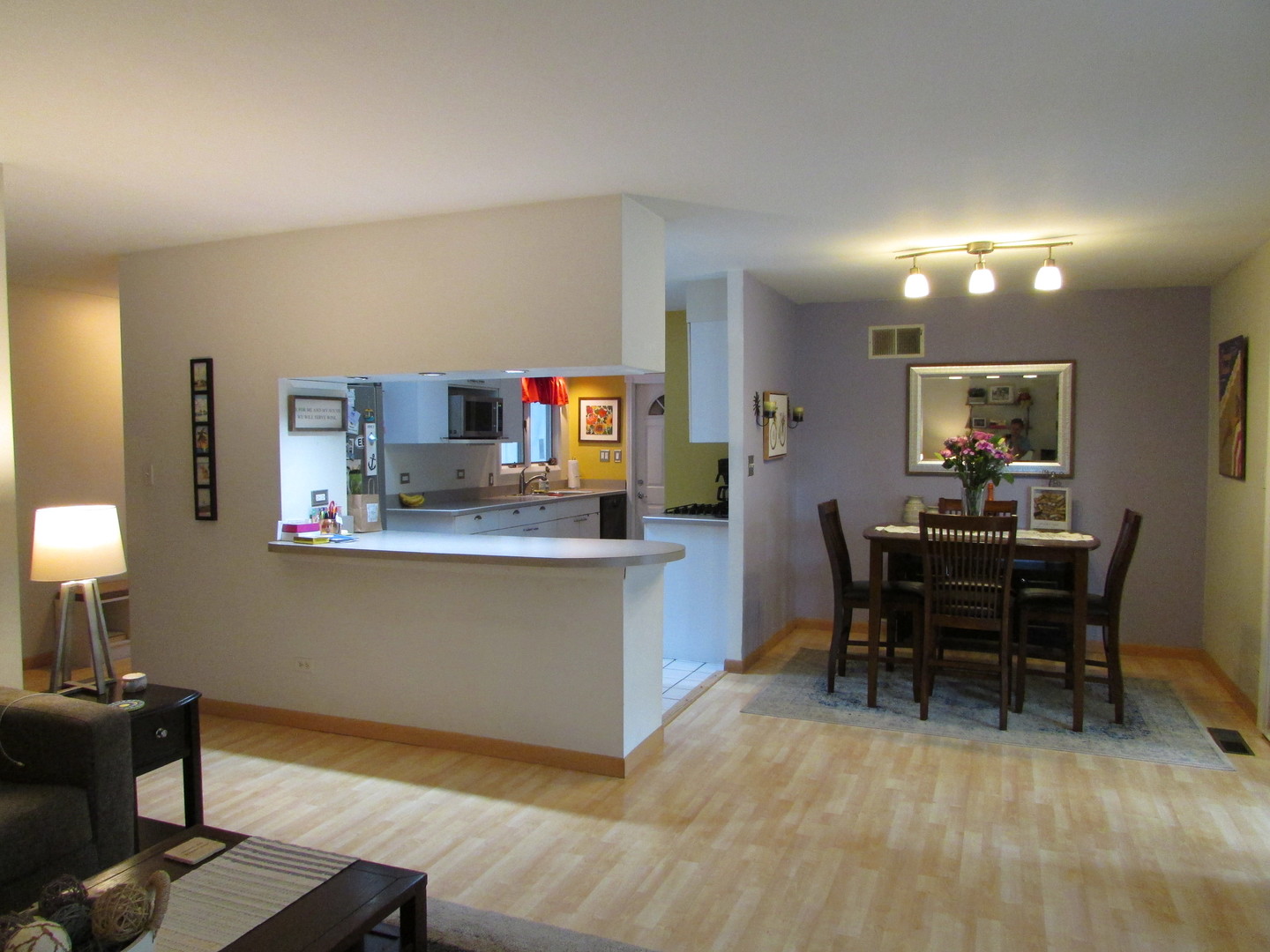 21W255 Canary Road Lombard, IL 60148 - Photo 8 of 32 a workspace with furniture