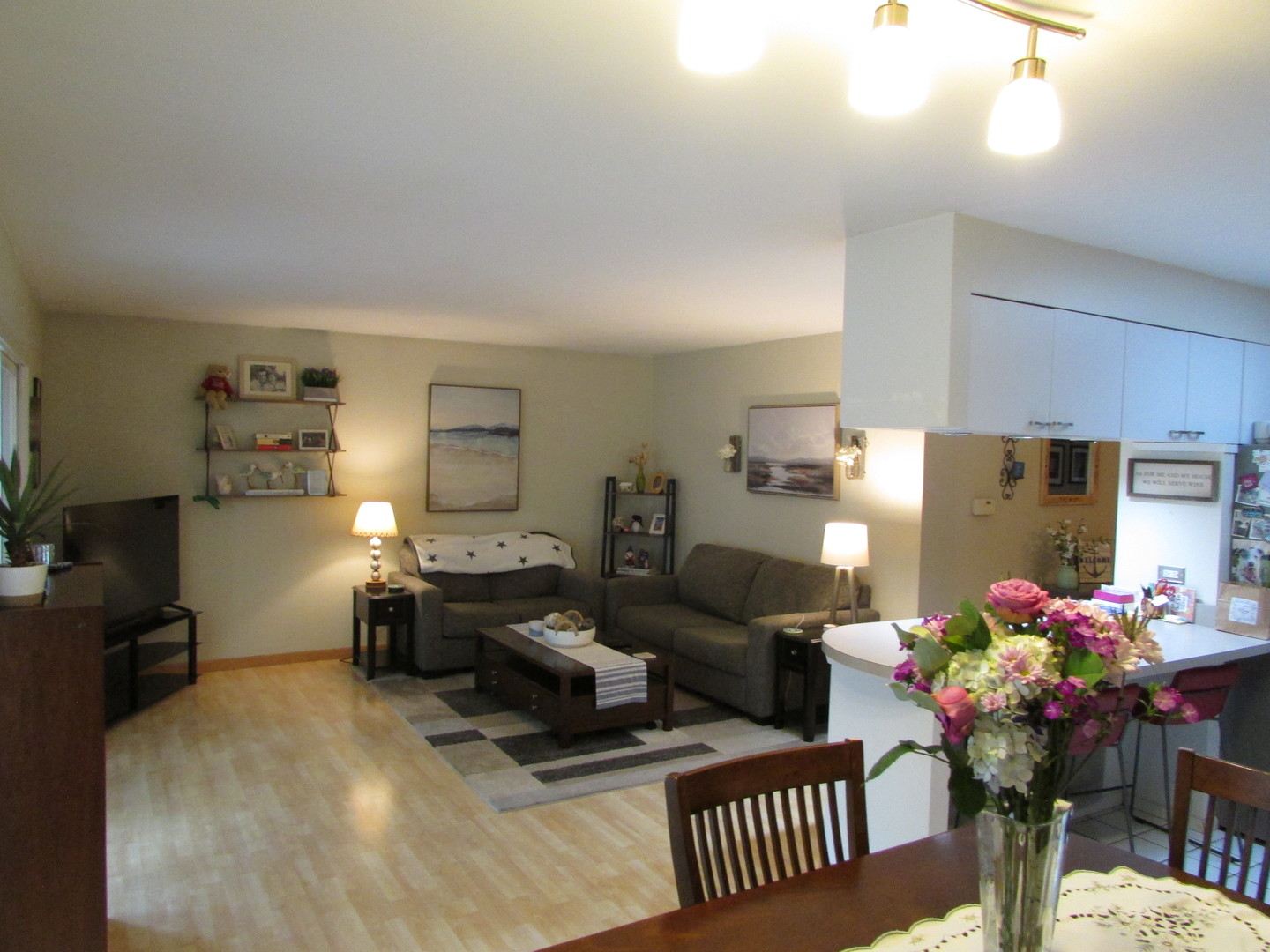 21W255 Canary Road Lombard, IL 60148 - Photo 9 of 32 a living room with furniture and flowers