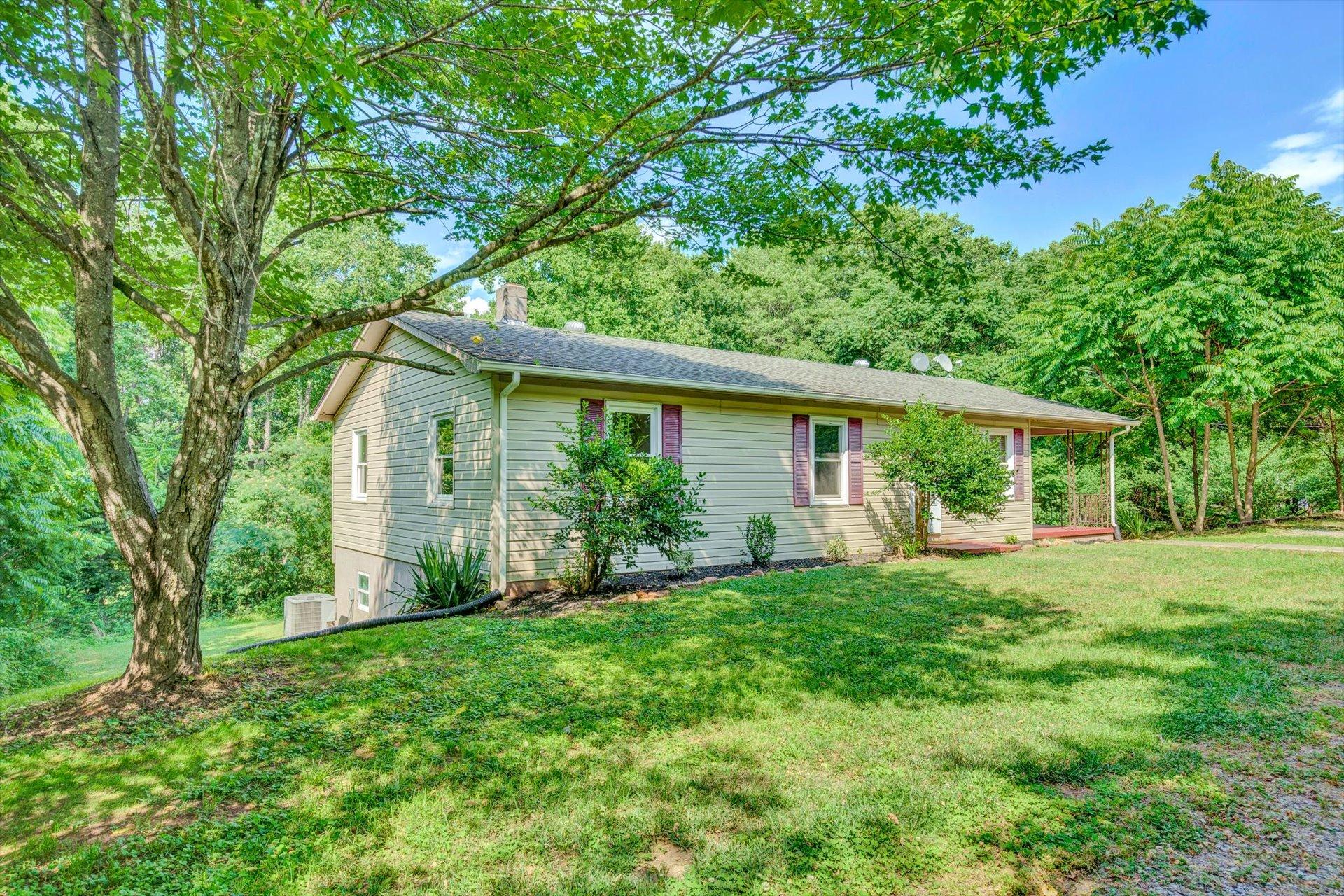846 Doe Run Road Rocky Mount, VA 24151 - Photo 3 of 26 03-062120210078