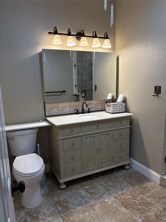 1720 Northeast Green Oaks Boulevard, Unit 104 Arlington, TX 76006 - Photo 6 of 13 a bathroom with a toilet sink and mirror