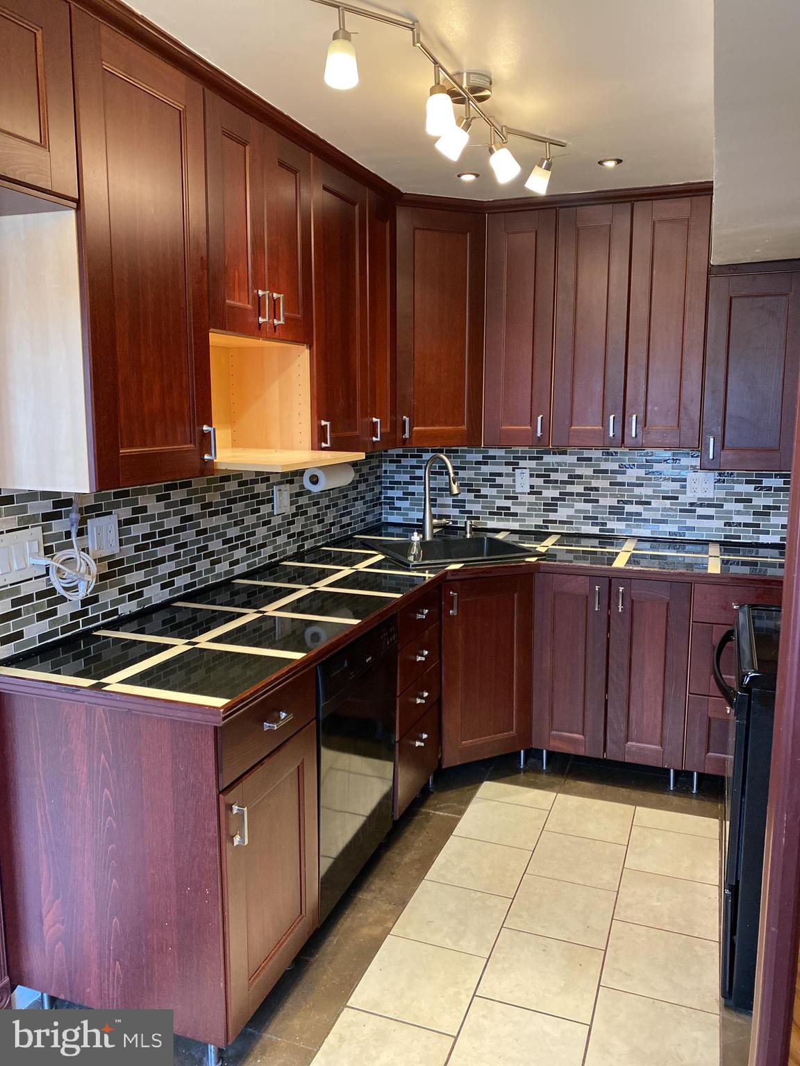 1123 Crestview Road Darby, PA 19023 - Photo 8 of 58